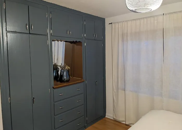 Mid Century Style Cottage Near Historic Downtown