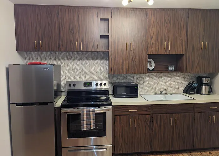 Mid Century Style Cottage Near Historic Downtown
